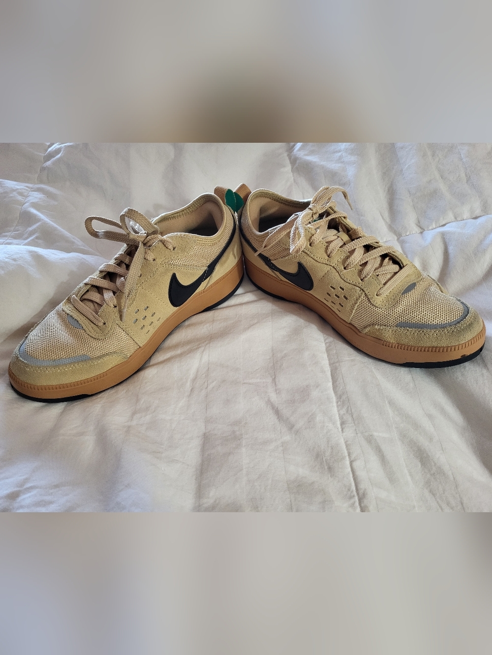 Nike Boy's Tan and Black Low-Top Sneakers, 5.5